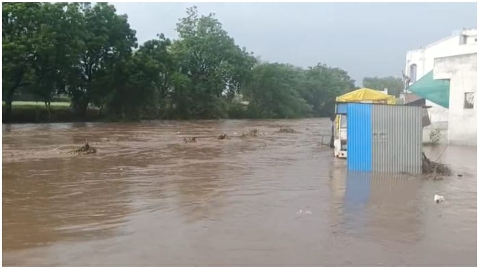 Barwani Weather: Rupa River in Rajpur Overflows After Heavy Rain, Vehicles and Shops Swept Away