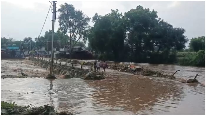 Barwani Weather: Rupa River in Rajpur Overflows After Heavy Rain, Vehicles and Shops Swept Away