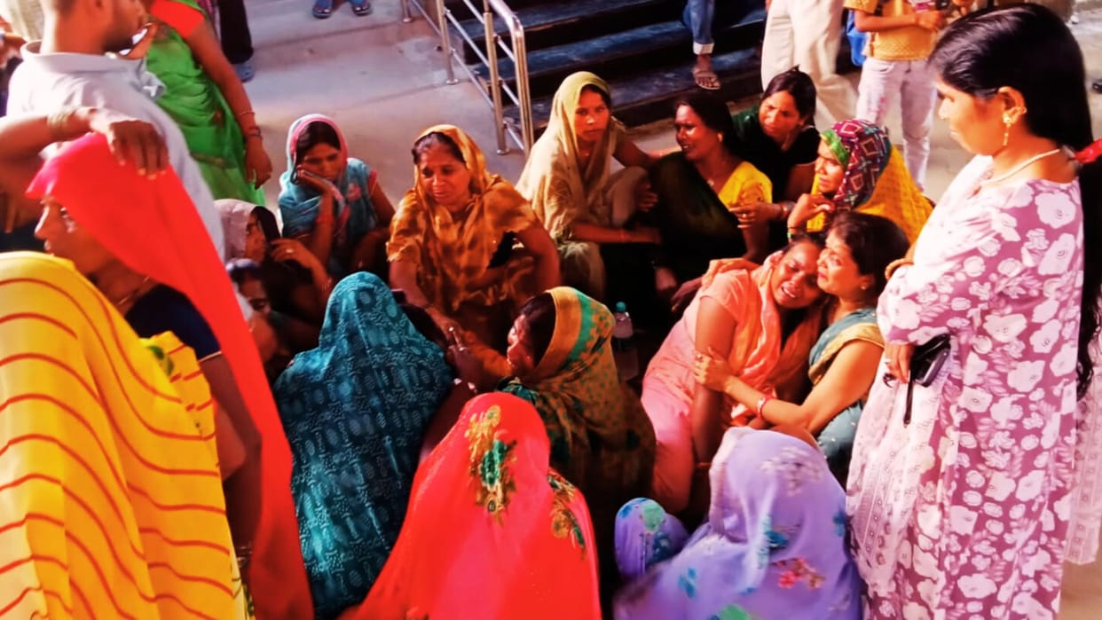 Accident in Mirzapur Nine people including child died magic van overturned hit by train