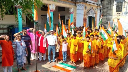 Celebration of Independence day Muslim women came out on streets of Kashi children danced flag was saluted