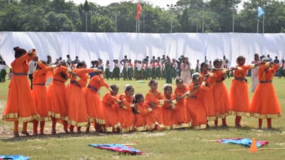 Celebration of Independence day Muslim women came out on streets of Kashi children danced flag was saluted