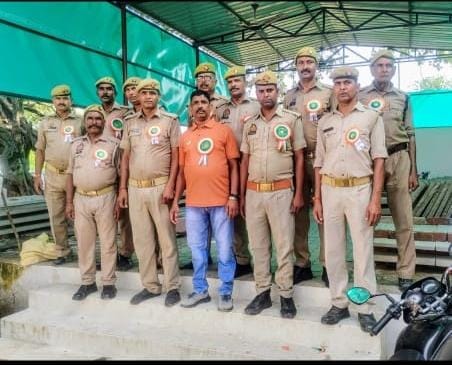 Barabanki: Policemen took selfie with accused of illegal arms, 11 policemen were removed