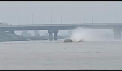 यमुना में गैस पाइप लाइन फटी