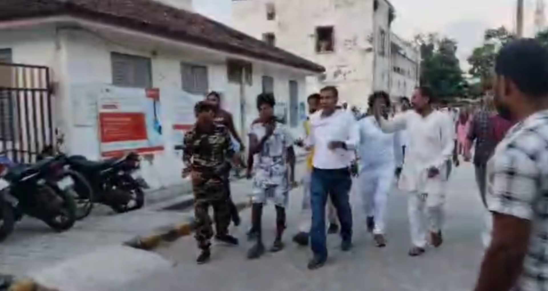 हंगामा करते लोग