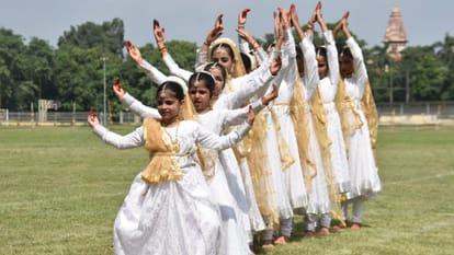 Celebration of Independence day Muslim women came out on streets of Kashi children danced flag was saluted