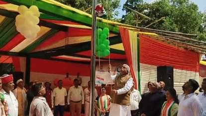 ध्वजारोहण करते  मंत्री राकेश सचान