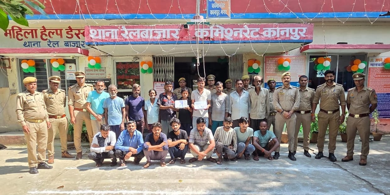 Kanpur Gambling going in closed house police raided and arrested 18 gamblers search for absconding accused