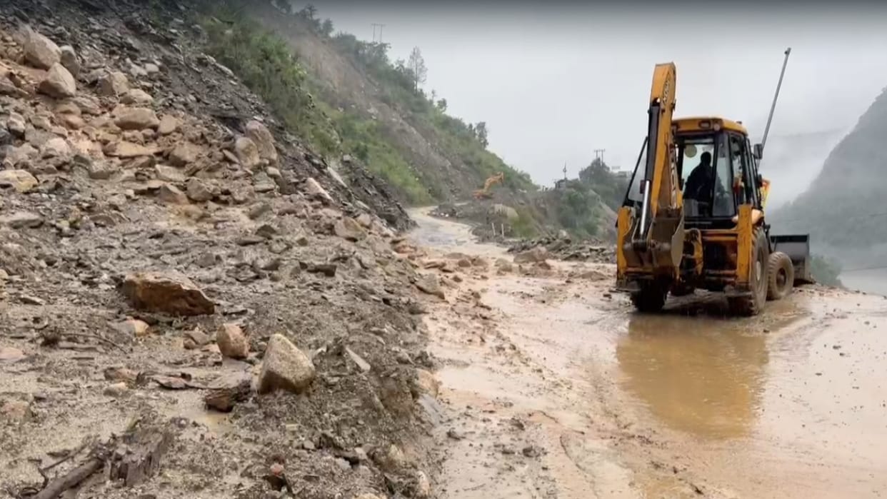 Himachal Rain: Landslide again on Chandigarh-Manali National Highway, traffic disrupted from Mandi to Panarsa