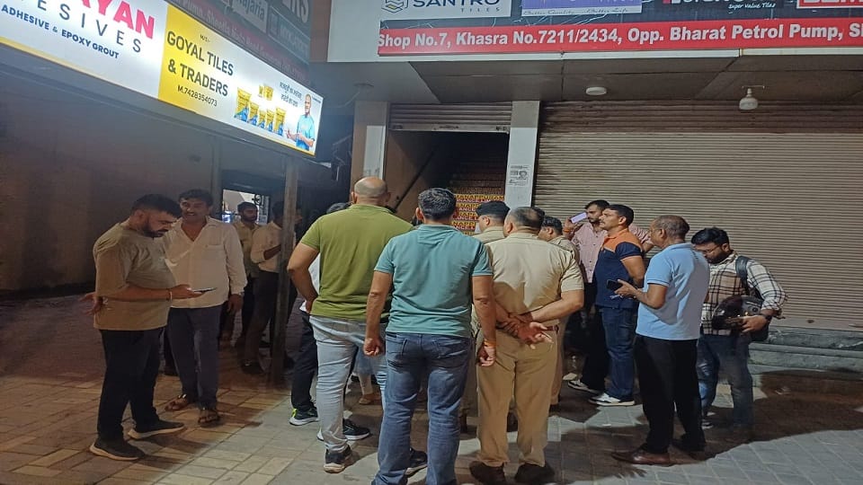 Rs 9.50 lakh looted from Manappuram Gold Loan branch security guards and customers held at gunpoint in Gurugra