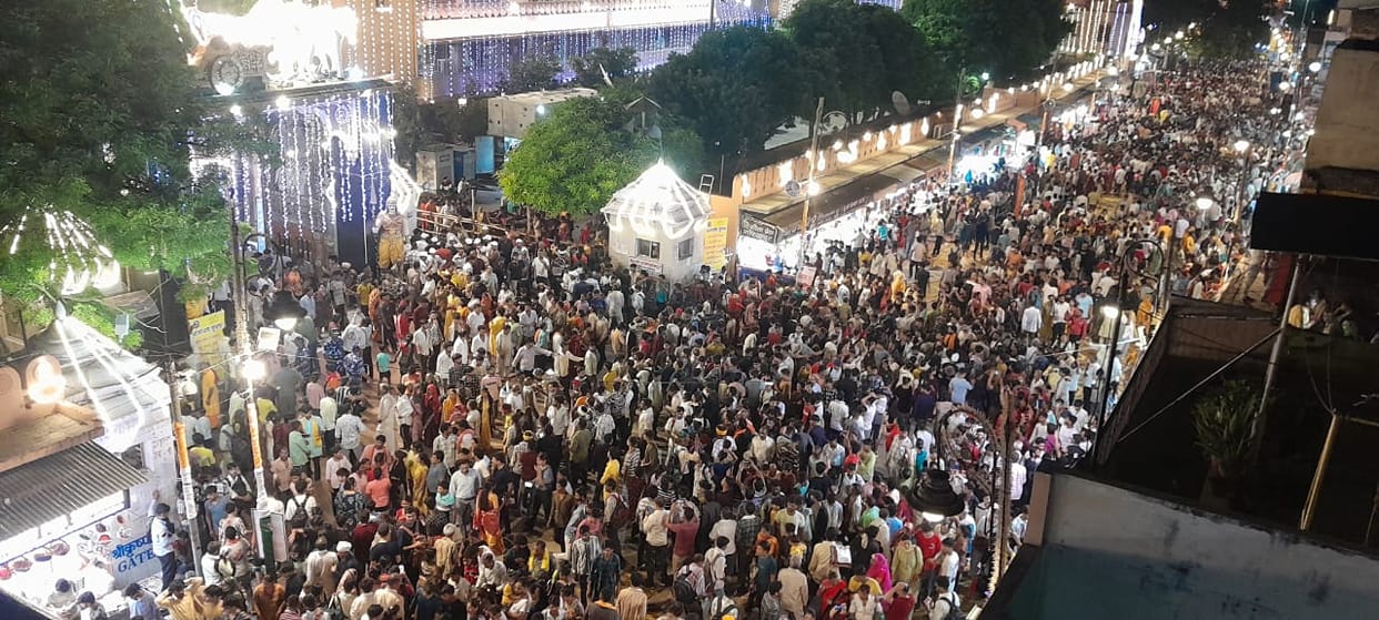 Krishna Janmashtami 2025 Krishna Janmotsav more than 30 lakh devotees arrived Gifts also came from Kashi