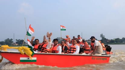 कैबिनेट मंत्री और डीएम ने किया नौका विहार