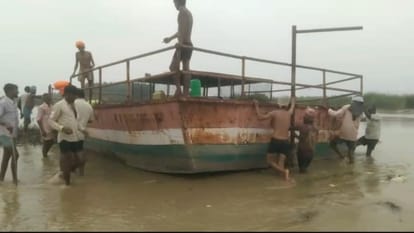 Motorboat reached Mirganj area by flowing in Ramganga river