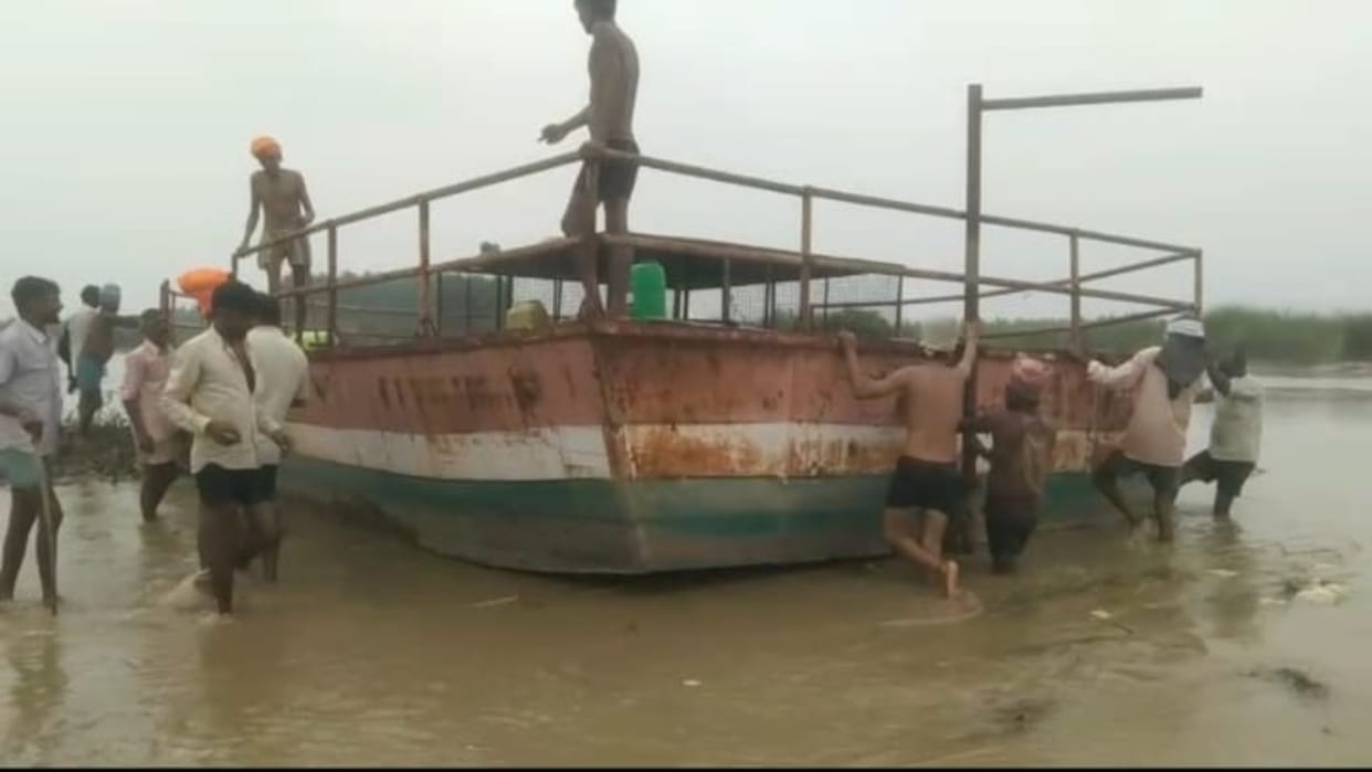 Motorboat reached Mirganj area by flowing in Ramganga river