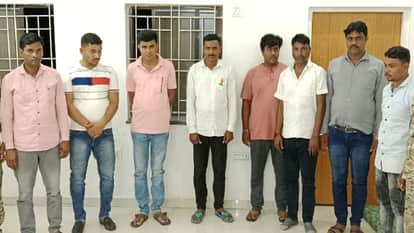 Police caught eight accused gambling in Kabirdham district