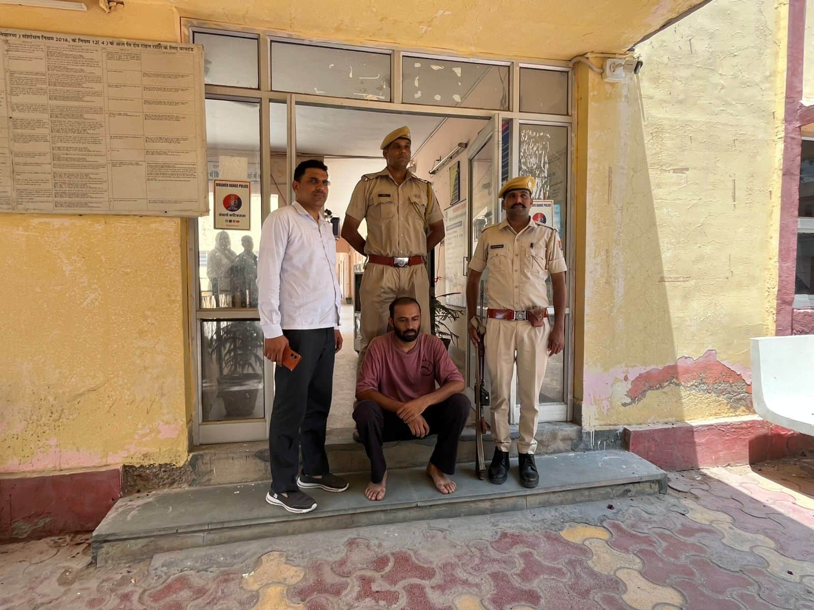 पुलिस की गिरफ्त में आरोपी