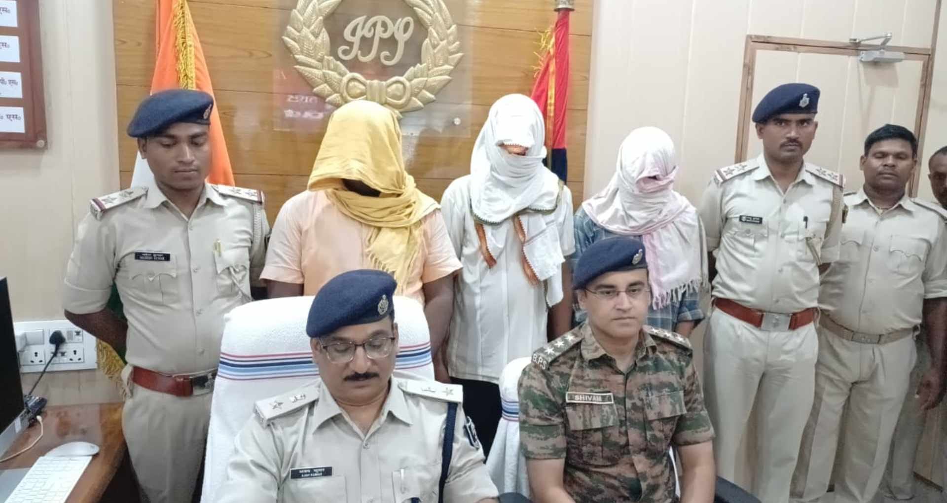 पुलिस ने हथियार और बाइक के साथ तीन अपराधी दबोचे