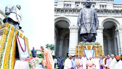 UP News: पुण्यतिथि पर याद किए गए पूर्व प्रधानमंत्री अटल बिहारी वाजपेयी, सीएम योगी ने पुष्पार्पित कर किया नमन Former PM Atal Bihari Vajpayee remembered on his death anniversary CM Yogi paid tribute by offering flowers