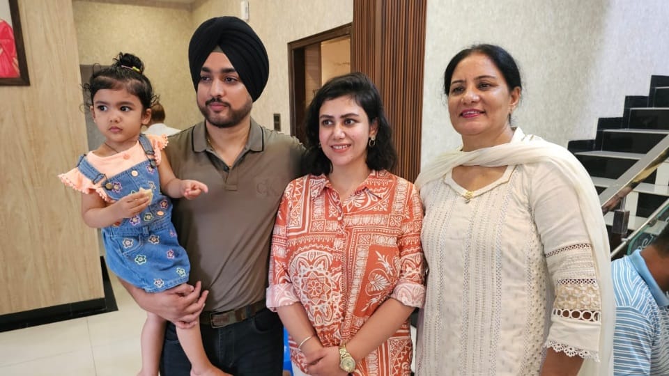 राजपुरा के विंग कमांडर अमनदीप सिंह दिहोत परिवार के साथ