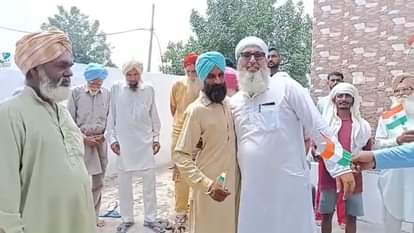 मलियांवाला में स्वतंत्रता दिवस मनाते लोग