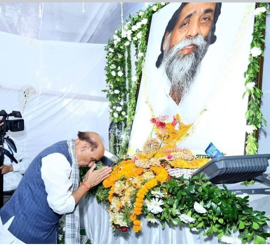 Defence Minister Rajnath Singh and Baba Ramdev reached Nemra to pay tribute to former Chief Minister Shibu Sor