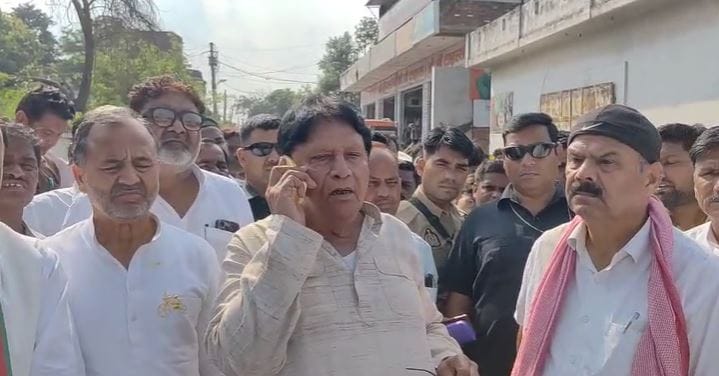 MP ramjilal suman got angry after seeing cemetery locked