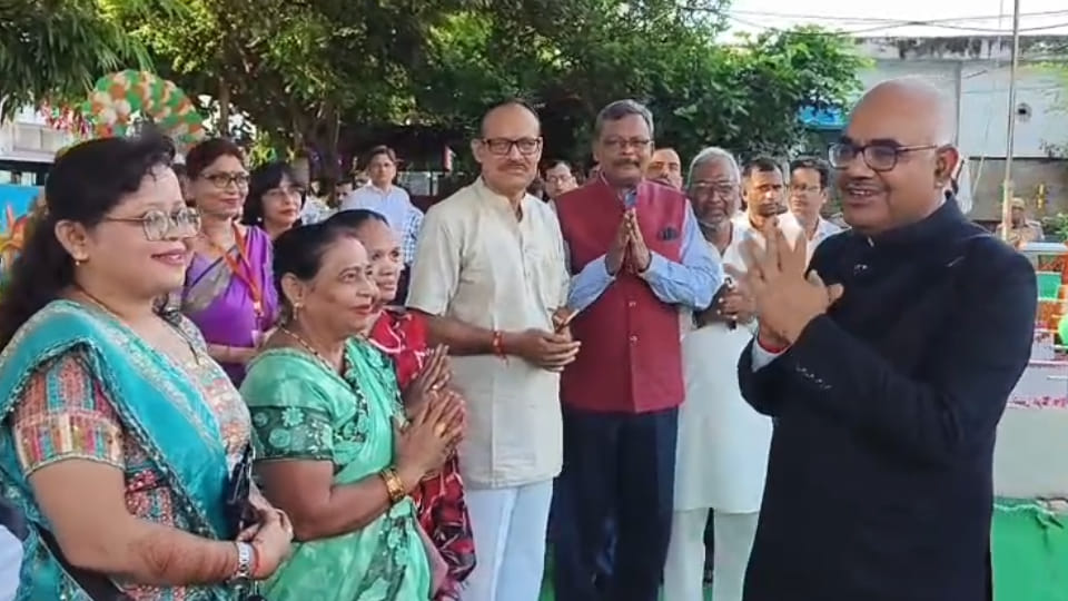 Kanpur: Divisional Commissioner and District Magistrate honoured the family members of freedom fighters