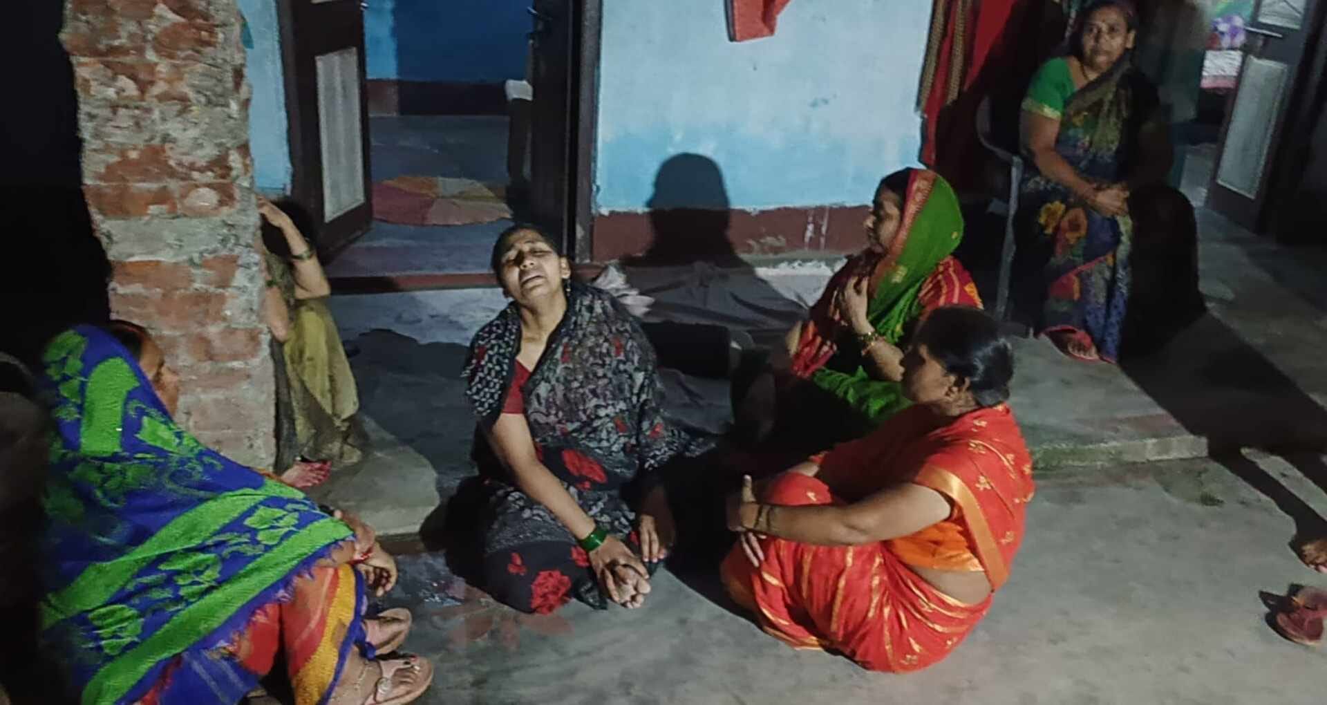 शोकाकुल परिजन