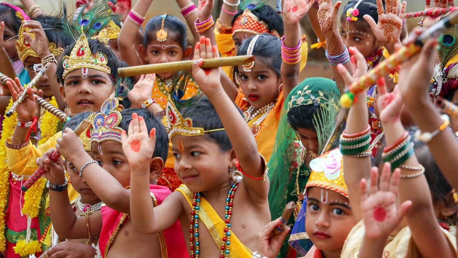 Krishna Janmashtami kolkata maharashtra valleys of srinagar peoples Children women celebrate
