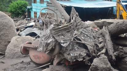 तीन मंजिला मकान बह गया