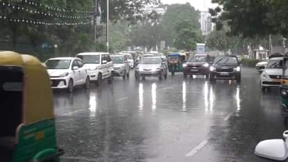 दिल्ली में बारिश के बाद लगा जाम