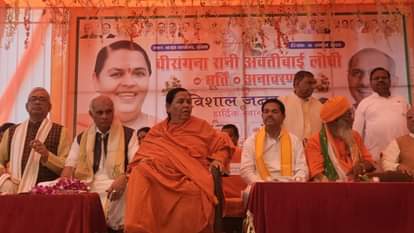 मंच पर उमा भारती, कैबिनेट मंत्री धर्मपाल सिंह, केंद्रीय राज्यमंत्री बीएल वर्मा व अन्य