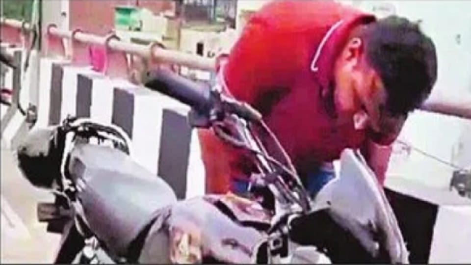 Neck of a young man riding a motorcycle cut by a manjha, condition critical