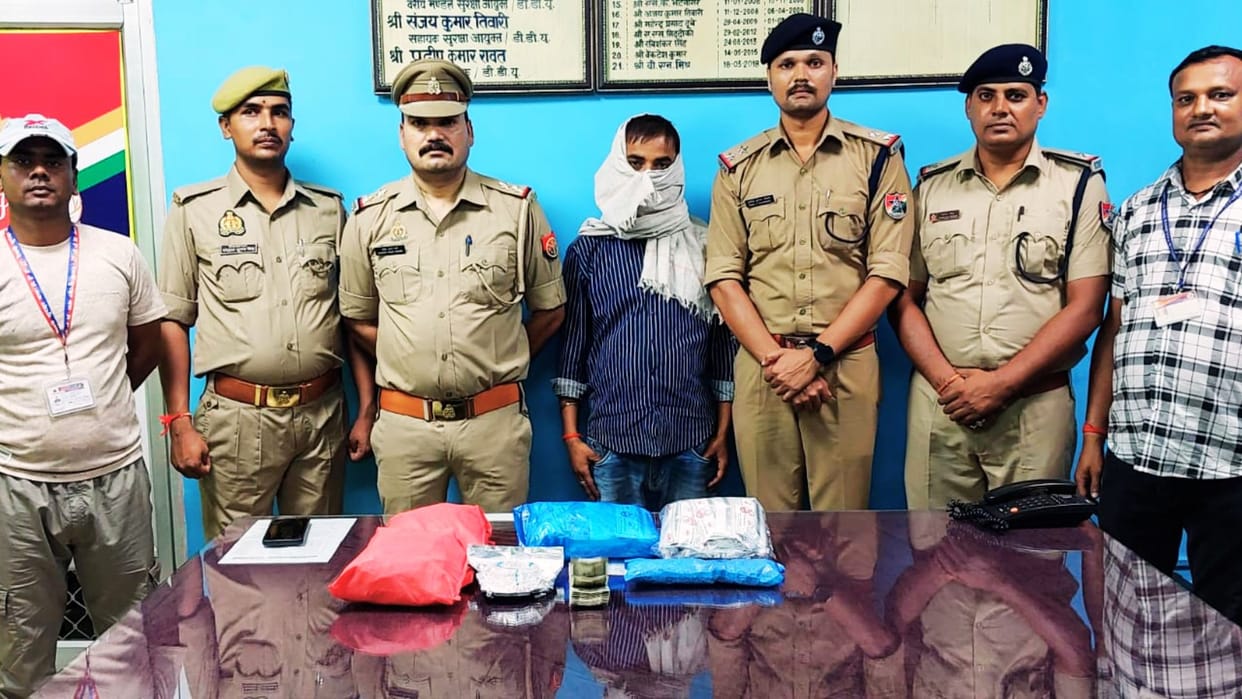 UP News 11 kg silver jewellery recovered from Pt.D.D.U. junction one arrested 35 thousand rupees recovered