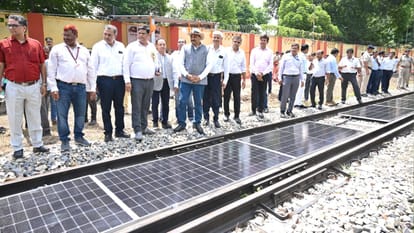 बरेका ने रेल पटरियों के बीच लगाया 15 केवी का सोलर पैनल