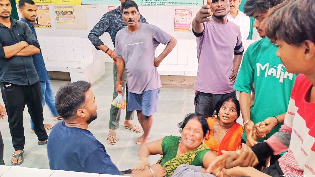 Tragic accident only brother died due to electric shock in azamgarh fast fan fell on him