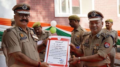 DG honoured jail officers and workers by giving them appreciation medals In Lucknow