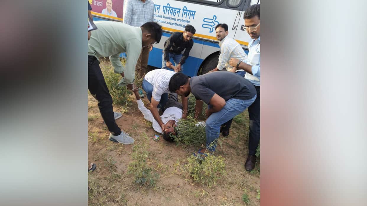 Rajasthan: The driver of a roadways bus running on the road suffered an epileptic attackRajasthan: The driver