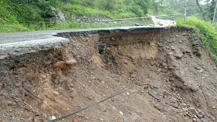 Uttarkashi: गंगोत्री हाईवे का करीब 200 मीटर हिस्सा टिहरी बांध झील में समाया, सालंग पुल के पास भी धंसी सड़क