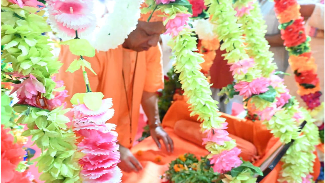 CM Yogi swung Laddu Gopal in a swing on the occasion of Janmashtami festival in Gorakhpur temple