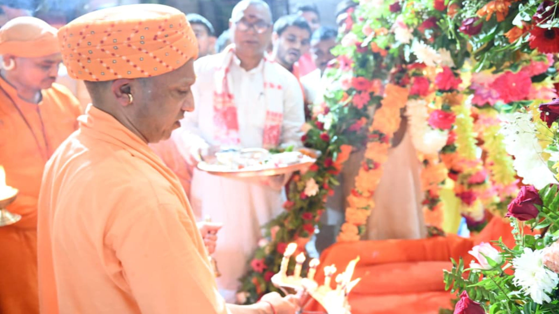 CM Yogi swung Laddu Gopal in a swing on the occasion of Janmashtami festival in Gorakhpur temple