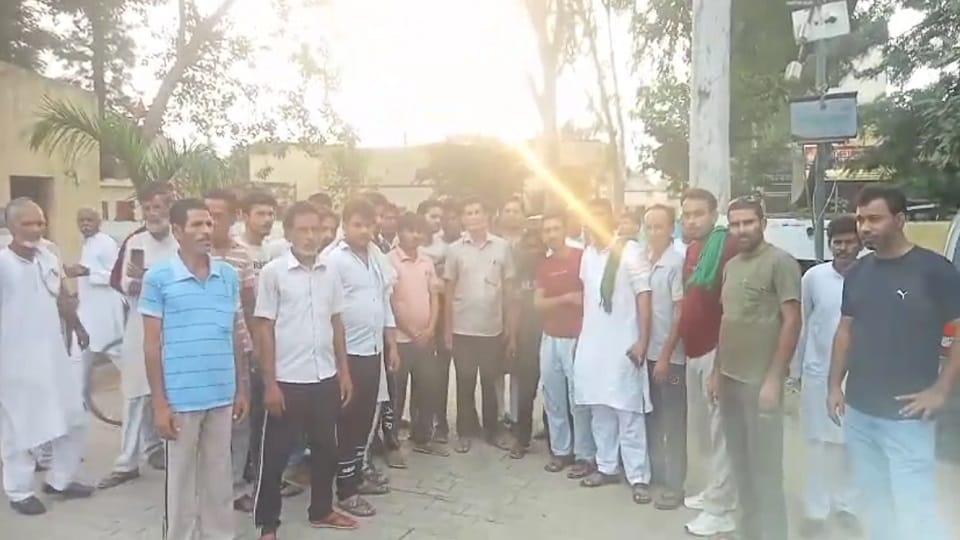 Villagers got angry when no report was filed in the case of Aris in Hapur