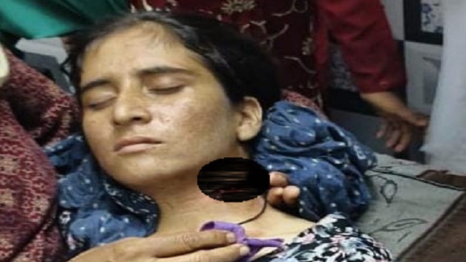 Saharanpur: A girl was attacked with a knife on her neck in her own home, the attacker was wearing ladies suit