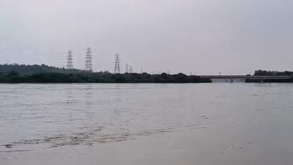 हथिनीकुंड बैराज से छोड़ा गया पानी