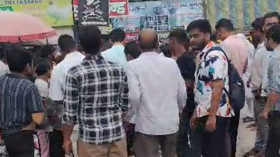 Meerut: The door of a car parked on the roadside was opened, a 13-year-old boy fell after being hit, death