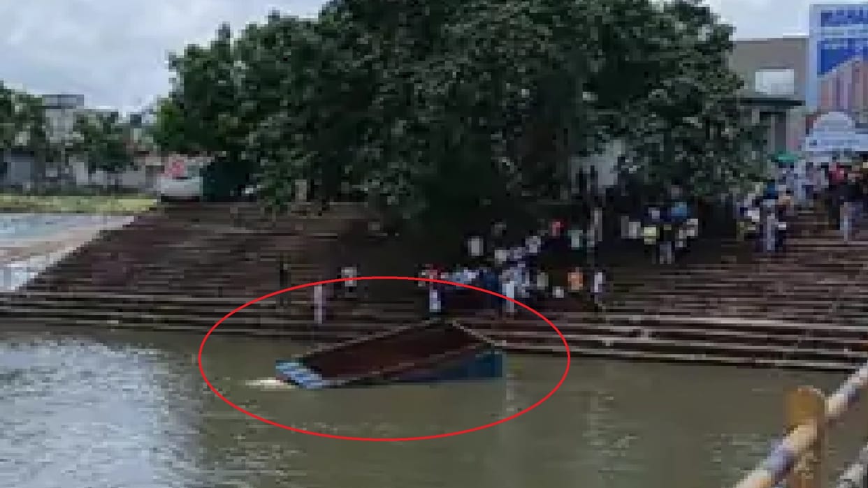 High speed truck drowned in Kharun river, diver saved by swimming in Raipur