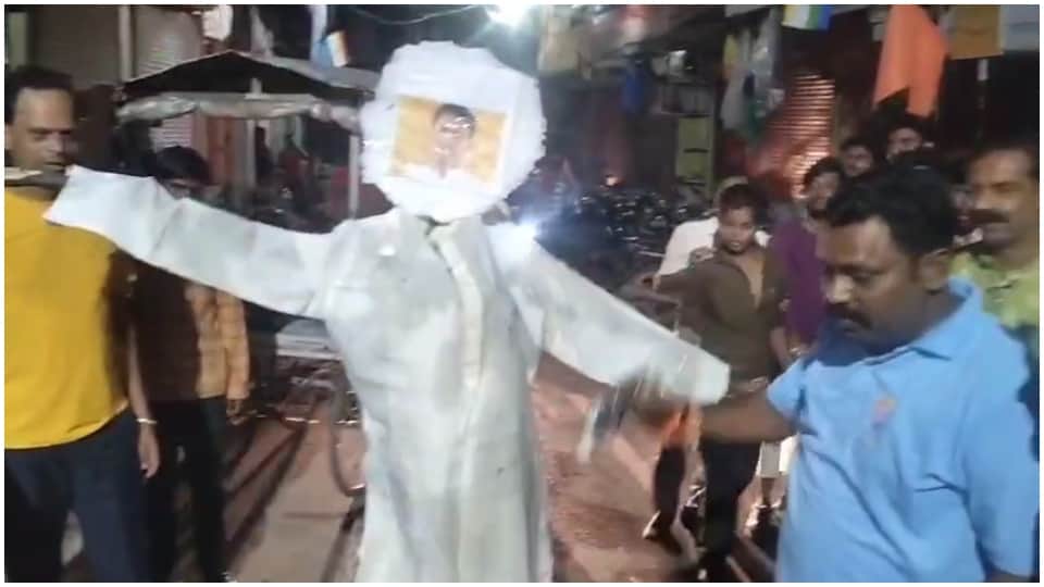 नाराज कांग्रेस कार्यकर्ताओं ने किया विरोध।