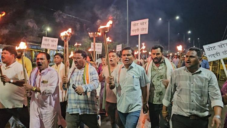 कोंडागांव: कांग्रेस की मशाल रैली, BJP पर वोट चोरी का आरोप- राहुल गांधी के आह्वान पर सड़कों पर उतरे कार्यकर्ता