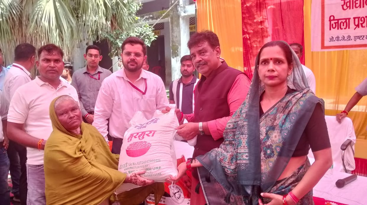 DM Unnao visited the coastal areas of Ganga by steamer distributed relief material gave necessary instructions
