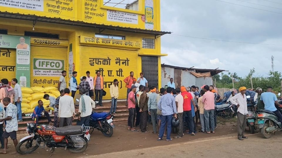 Farmers gathered in IFFCO market since 4 am disputes and jostling but still did not get fertilizer in Balod
