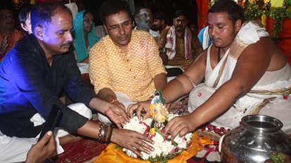 Janmashtami 2025 Two and half hours after birth Laddu Gopal darshan of baba Kashi vishwanath